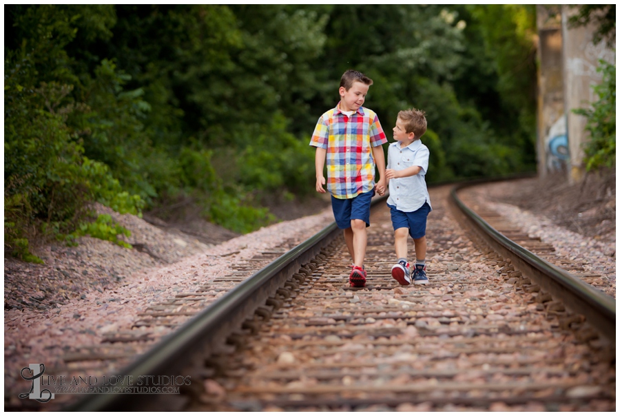 04-minneapolis-st-paul-minnesota-family-sibling-brothers-photography-railroad-tracks