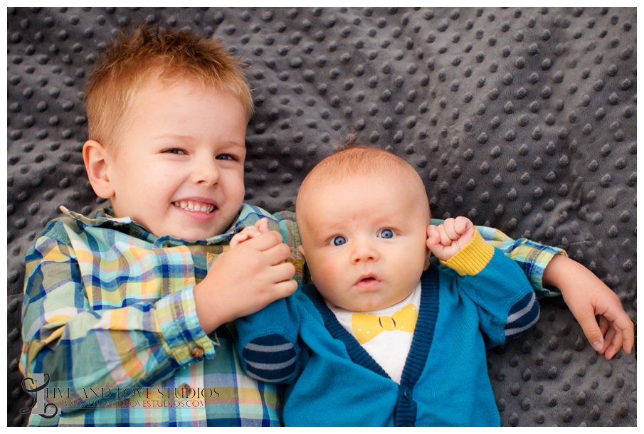 06-French-Park-Minneapolis-MN-Family-Fall-Photography-brothers-on-a-blanket