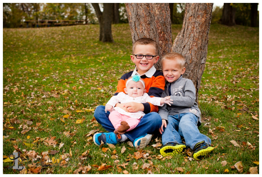 06-French-Park-Minneapolis-MN-Family-Siblings-Fall-Photography