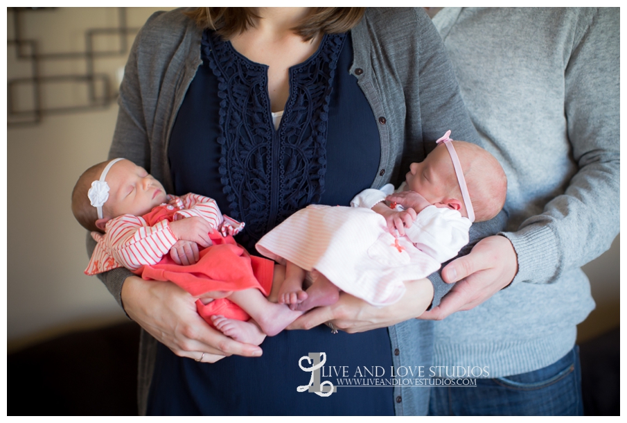 06-minneapolis-st-paul-newborn-lifestyle-photographer-twin-girls