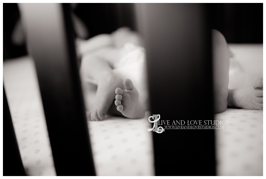 08-minneapolis-st-paul-newborn-lifestyle-photographer-feet