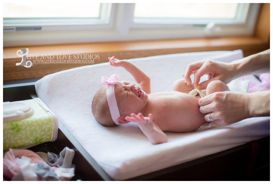 09-minneapolis-st-paul-newborn-lifestyle-photographer-changing-diaper