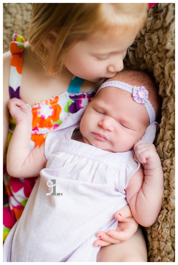 Inver-Grove-Heights-MN-Natural-Light-Lifestyle-Family-Newborn-Photography-Sisters_0005.jpg