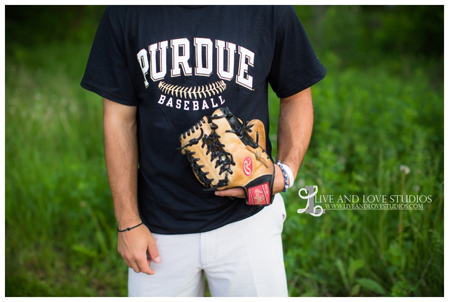 Minneapolis-St-Paul-MN-Natural-Light-High-School-Senior-Photographer-baseball-glove_0007.jpg