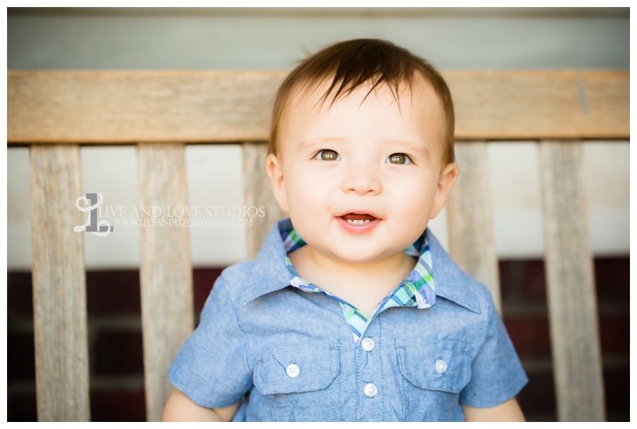 Minneapolis-St-Paul-MN-Natural-Light-Infant-Photographer-sitting-on-bench_0011.jpg