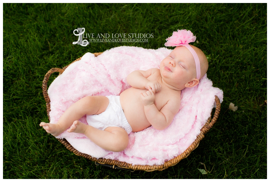 Minneapolis-St-Paul-MN-Natural-Light-Infant-in-a-basket-Photography_0019.jpg