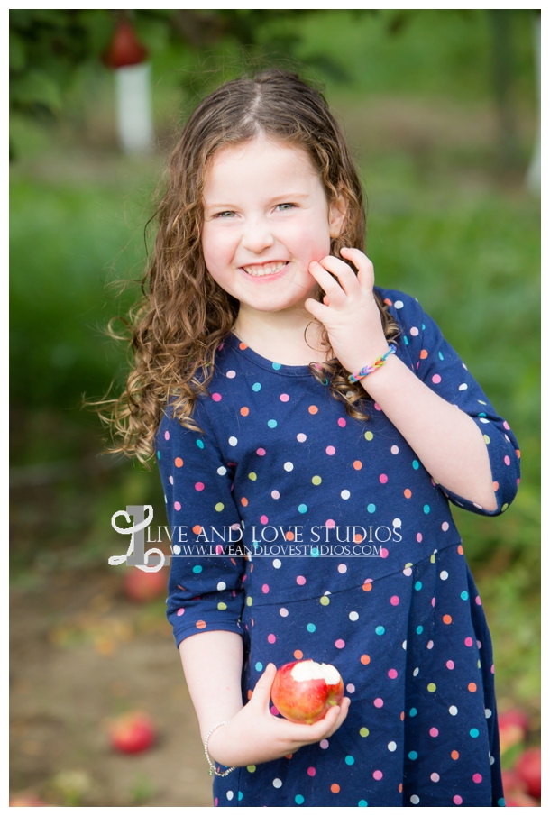 St-Paul-Lakeville-MN-Family-Child-Apple-Orchard-Photographer_0001.jpg