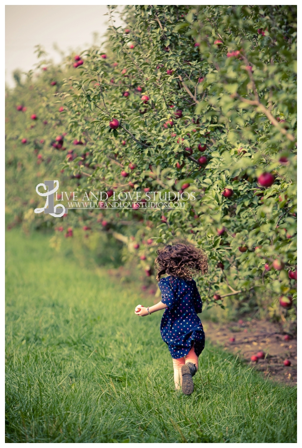 St-Paul-Lakeville-MN-Family-Child-Apple-Orchard-Photographer_0002.jpg