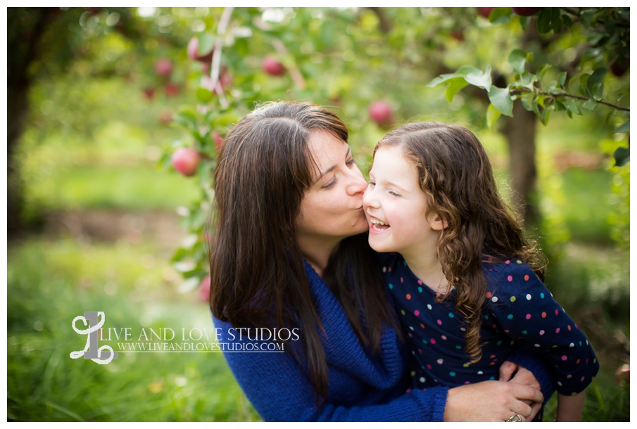 St-Paul-Lakeville-MN-Family-Child-Apple-Orchard-Photographer_0006.jpg