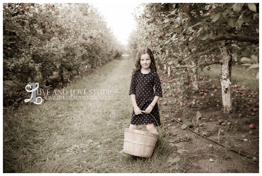 St-Paul-Lakeville-MN-Family-Child-Apple-Orchard-Photographer_0007.jpg