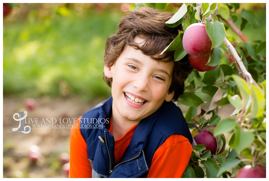 St-Paul-Lakeville-MN-Family-Child-Apple-Orchard-Photographer_0014.jpg