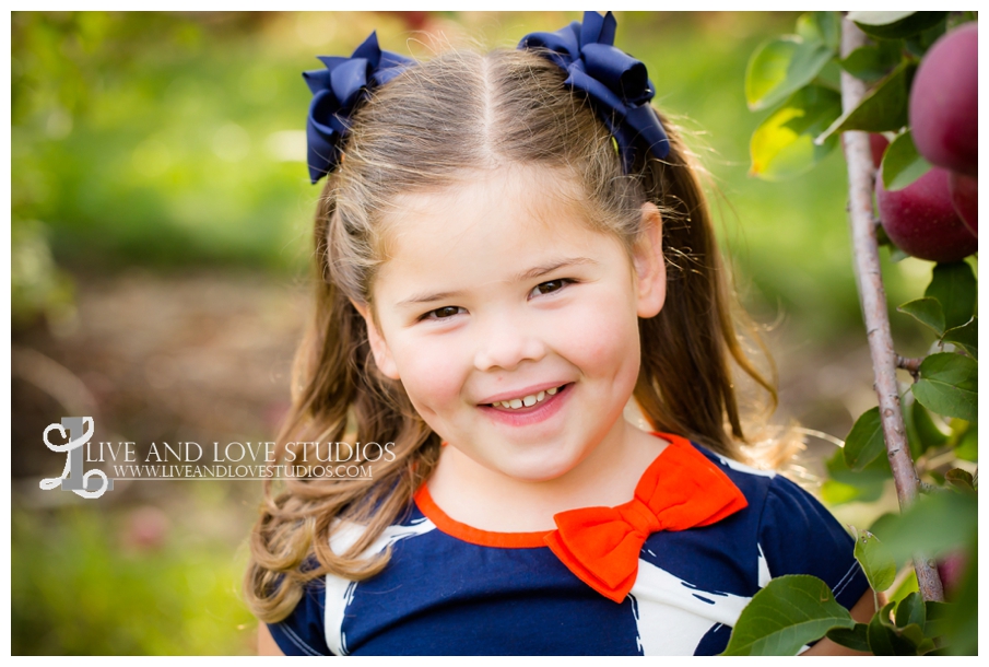 St-Paul-Lakeville-MN-Family-Child-Apple-Orchard-Photographer_0015.jpg