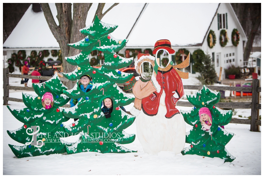 St-Paul-Minneapolis-Lake-Elmo-MN-Family-Winter-Tree-Farm-Photography_0001.jpg