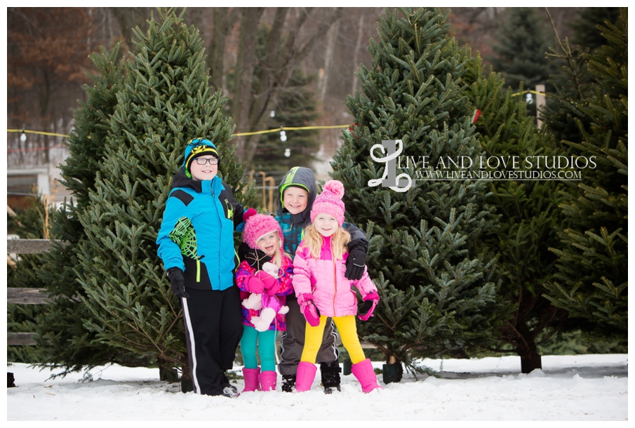 St-Paul-Minneapolis-Lake-Elmo-MN-Family-Winter-Tree-Farm-Photography_0002.jpg