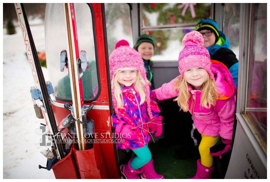 St-Paul-Minneapolis-Lake-Elmo-MN-Family-Winter-Tree-Farm-Photography_0005.jpg