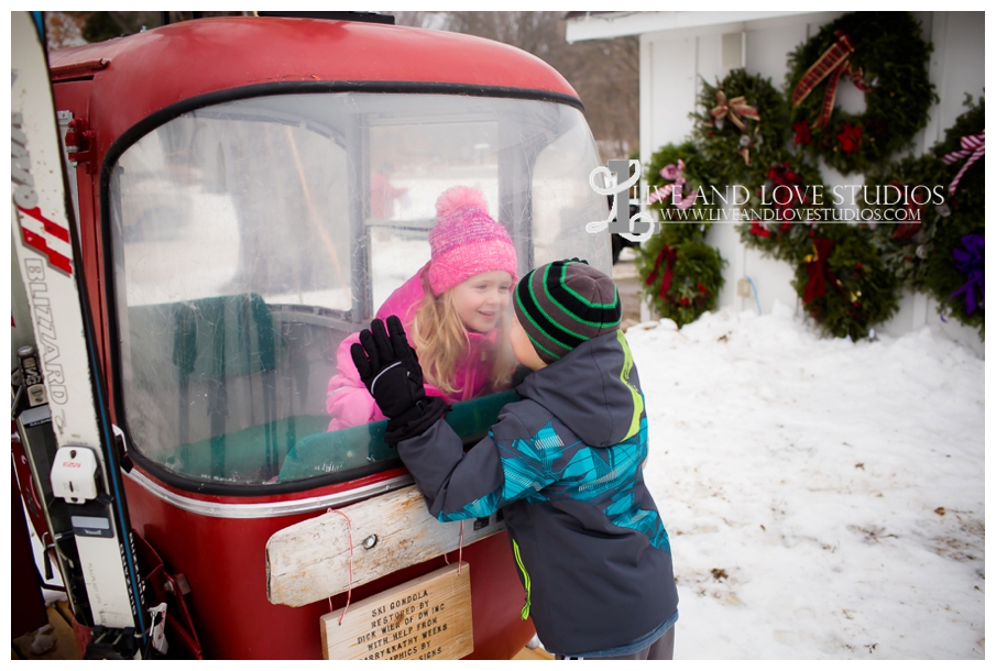 St-Paul-Minneapolis-Lake-Elmo-MN-Family-Winter-Tree-Farm-Photography_0007.jpg