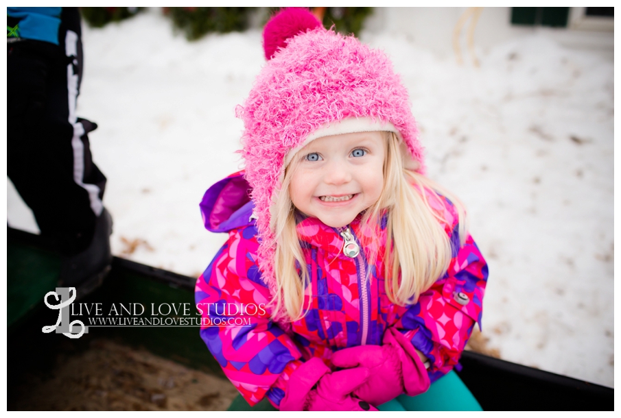 St-Paul-Minneapolis-Lake-Elmo-MN-Family-Winter-Tree-Farm-Photography_0008.jpg