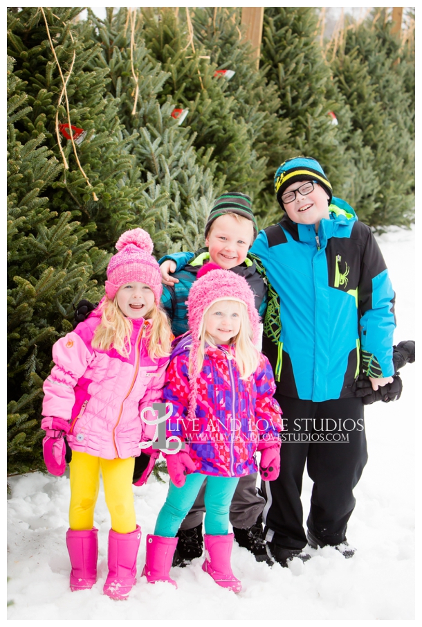 St-Paul-Minneapolis-Lake-Elmo-MN-Family-Winter-Tree-Farm-Photography_0010.jpg